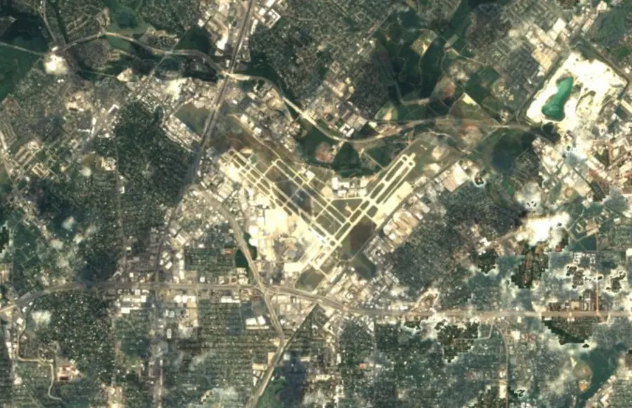 Historical satellite view of San Antonio International Airport · 2016–17 imagery