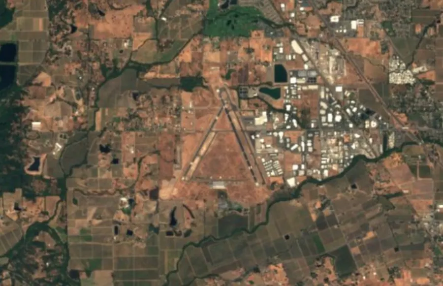 Historical satellite view of Charles M. Schulz Sonoma County Airport · 2016–17 imagery